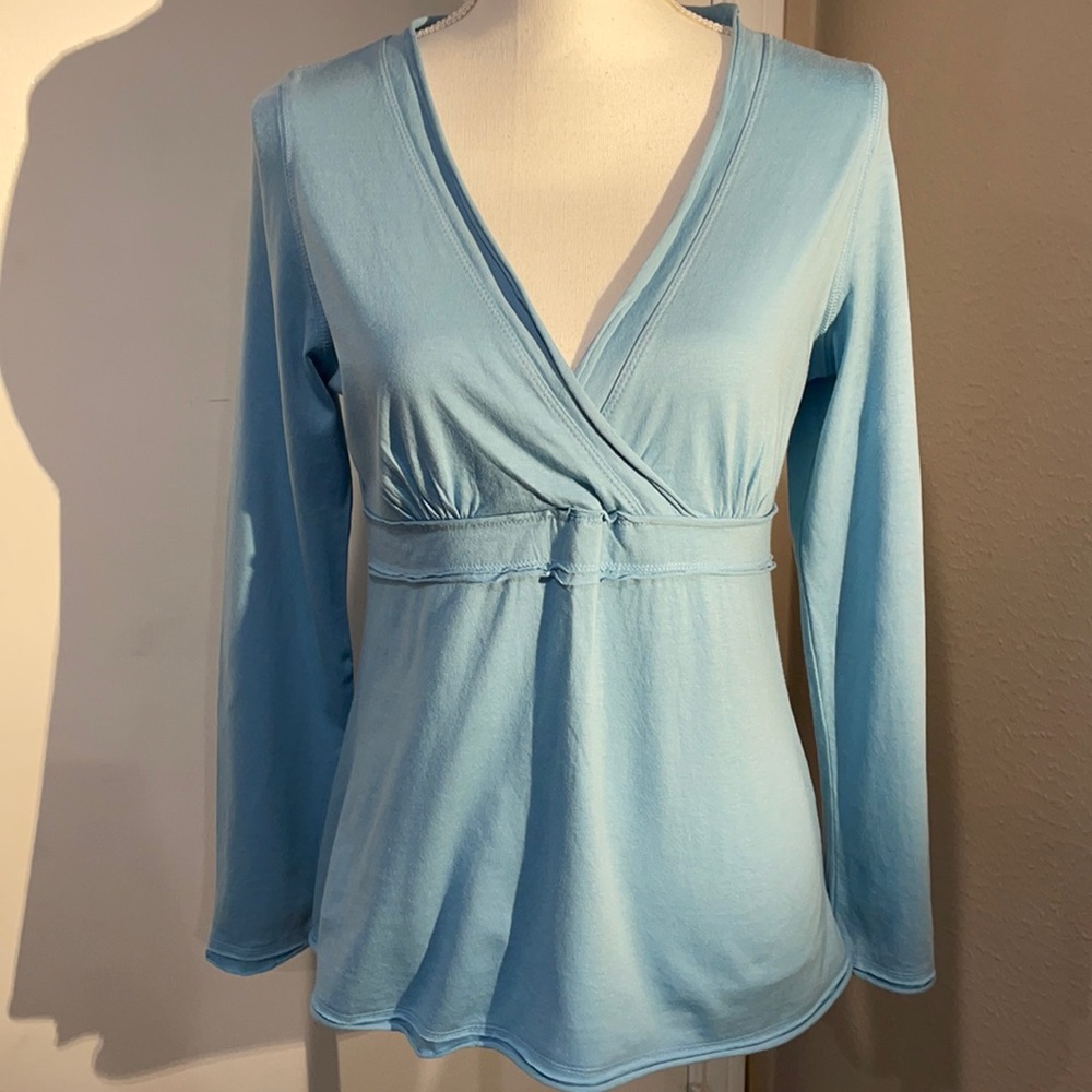 Liz Claiborne Lightweight V neck Top - Med Petite